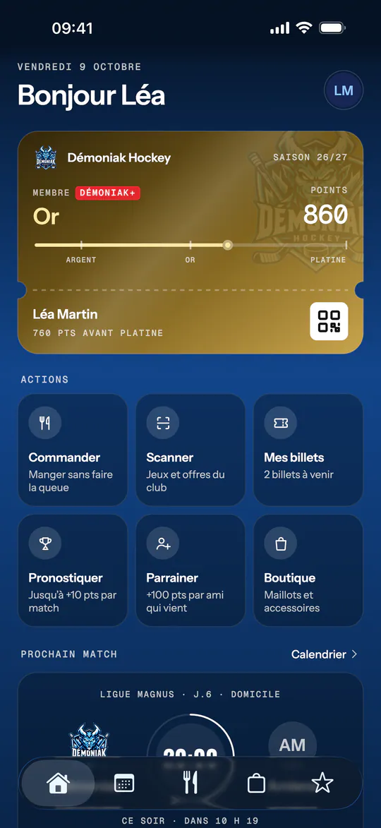 Écran de l'app (Démoniak Hockey) : Accueil supporter. Carte de membre Or avec ses points, six actions rapides (commander, scanner, billets, pronostiquer, parrainer, boutique) et le prochain match avec l'anneau du coup d'envoi.