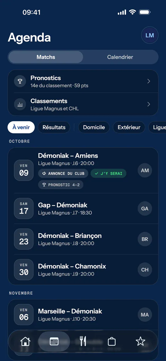 Écran de l'app (Démoniak Hockey) : Agenda des matchs. Calendrier des matchs à venir, filtres domicile / extérieur / compétition, accès aux pronostics et aux classements.