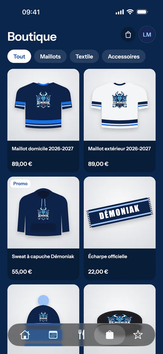 Écran de l'app (Démoniak Hockey) : Boutique officielle. Catalogue du club par catégories (maillots, textile, accessoires), prix et promotions, panier.