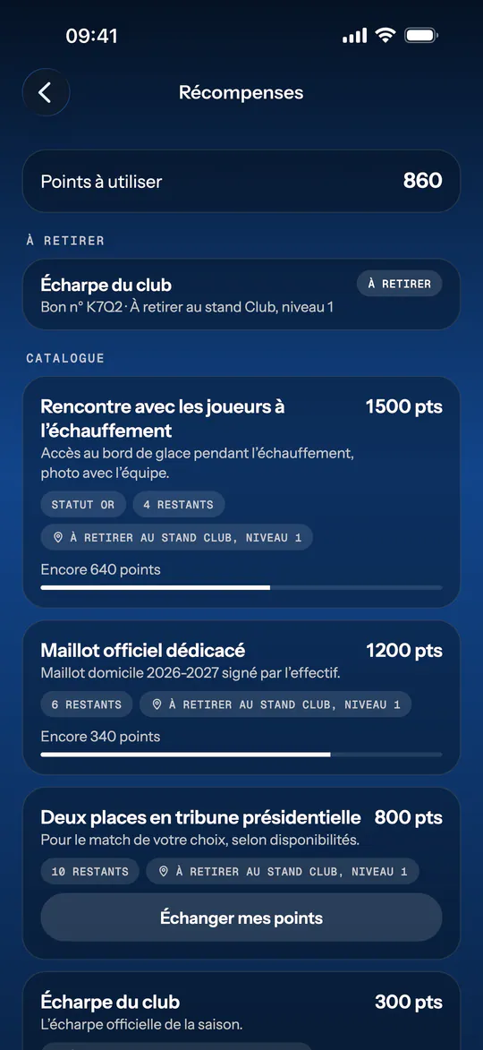 Écran de l'app (Démoniak Hockey) : Récompenses. Points à utiliser, bon à retirer au stand et catalogue de récompenses avec stock, statut requis et progression.