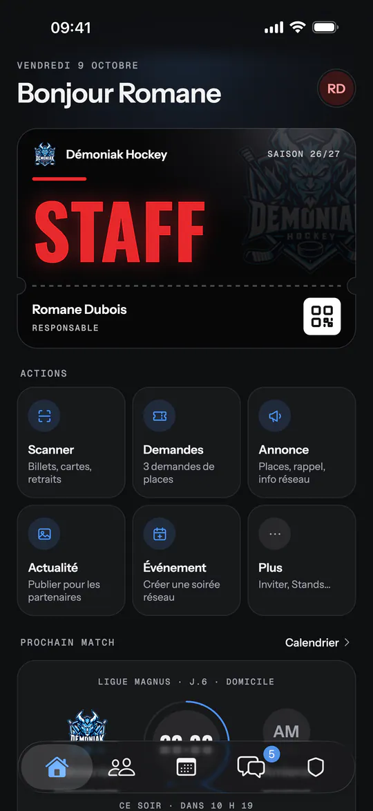 Écran de l'app (Démoniak Hockey) : Accueil staff. Carte STAFF, actions rapides du staff (scanner, demandes de places, annonce, actualité, événement, plus) et prochain match.