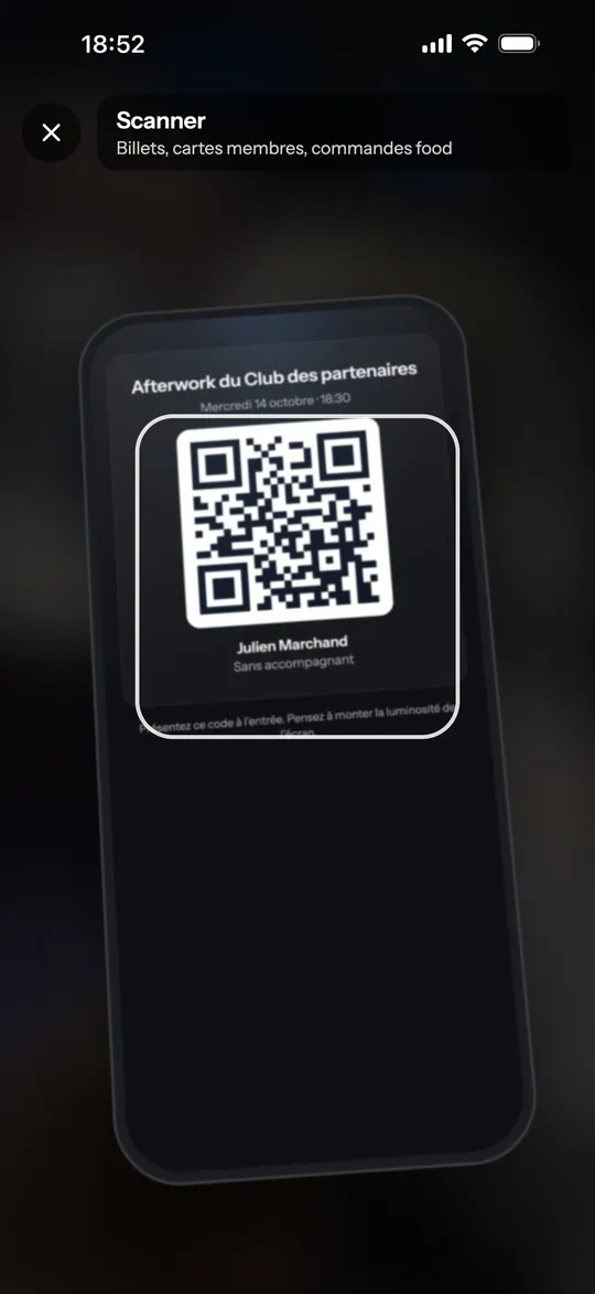 Écran de l'app (Démoniak Hockey) : Scanner : visée. Aperçu caméra avec le cadre de visée, avant la lecture du QR code.