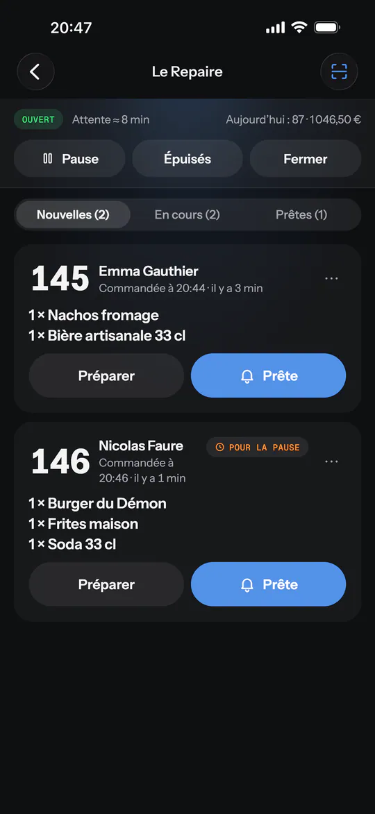 Écran de l'app (Démoniak Hockey) : Tablette du stand food. Écran du stand pendant le match : état ouvert, attente, chiffre du jour, commandes nouvelles / en cours / prêtes, boutons « Préparer » et « Prête ».